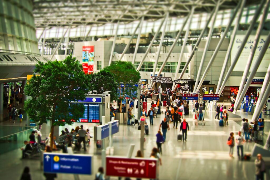 Interno affollato di un aeroporto con sistemi di climatizzazione, settore in cui opera GSG Air Conditioned srl