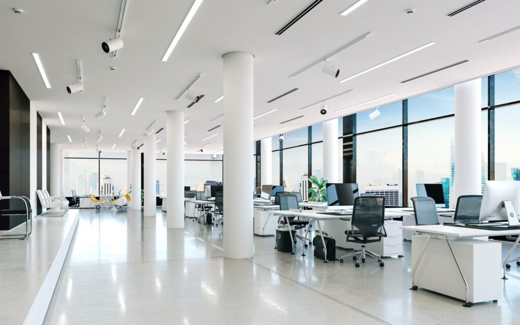 Interno di un ufficio moderno e luminoso con sistemi di climatizzazione integrati nel soffitto, settore commerciale servito da GSG Air Conditioned srl