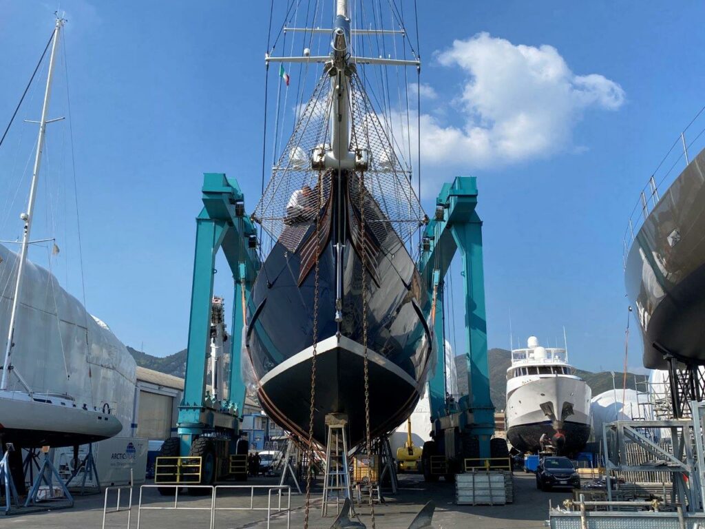 Grandi imbarcazioni in un cantiere navale, settore in cui GSG Air Conditioned srl opera con soluzioni di climatizzazione industriale