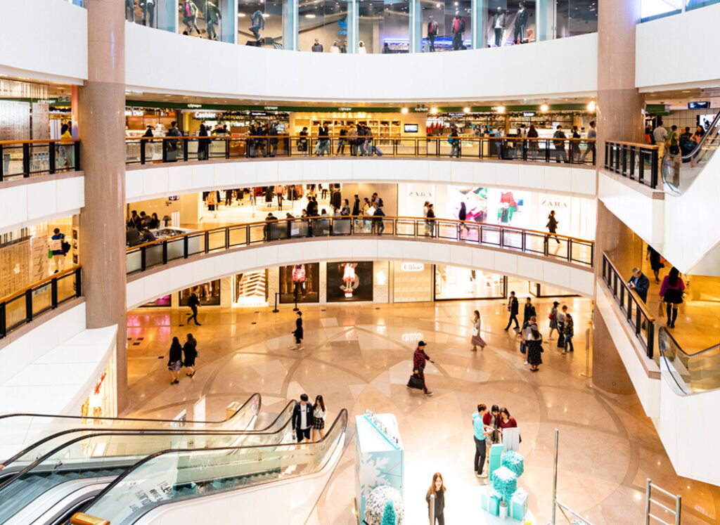 Interno di un centro commerciale affollato con negozi e impianti di climatizzazione, settore commerciale servito da GSG Air Conditioned srl