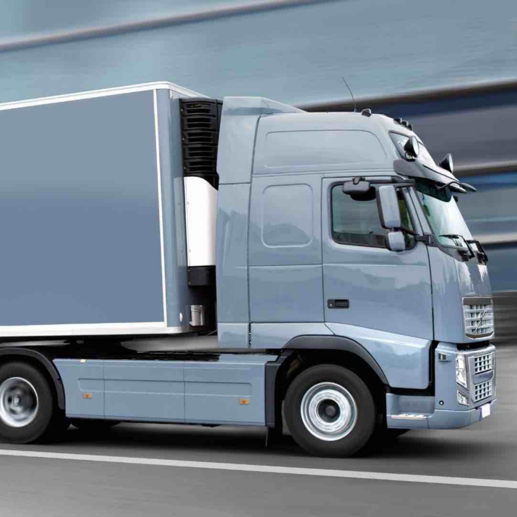 Camion in movimento utilizzato per il trasporto di componenti per impianti aeraulici, servizio offerto da GSG Air Conditioned srl