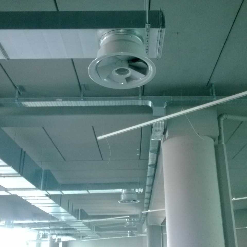 Canali aeraulici rettangolari in metallo a vista installati sul soffitto di un edificio