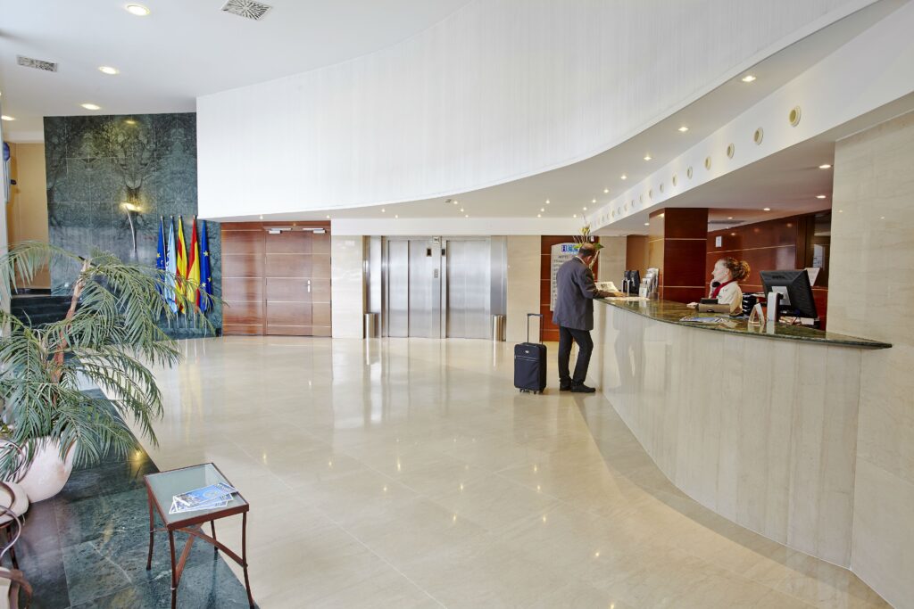 Hall di un hotel con reception e impianti di climatizzazione integrati nel soffitto, settore commerciale servito da GSG Air Conditioned srl